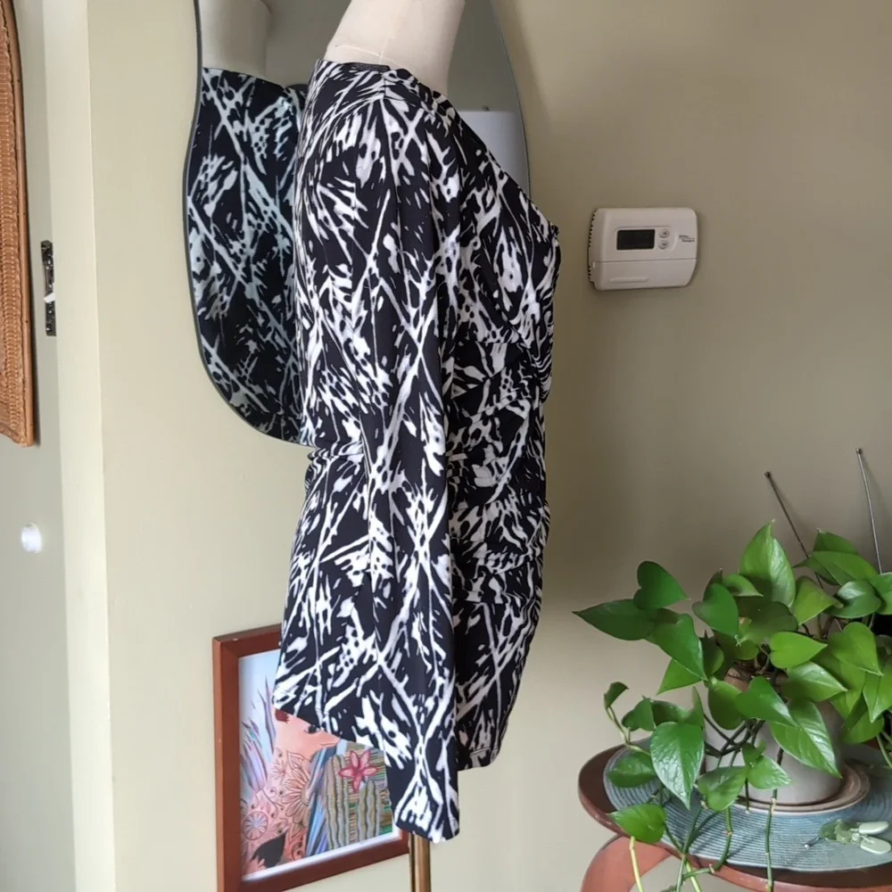 Kenneth Cole New York Abstract Drape Front Ruched Blouse Small - Picture 4 of 9